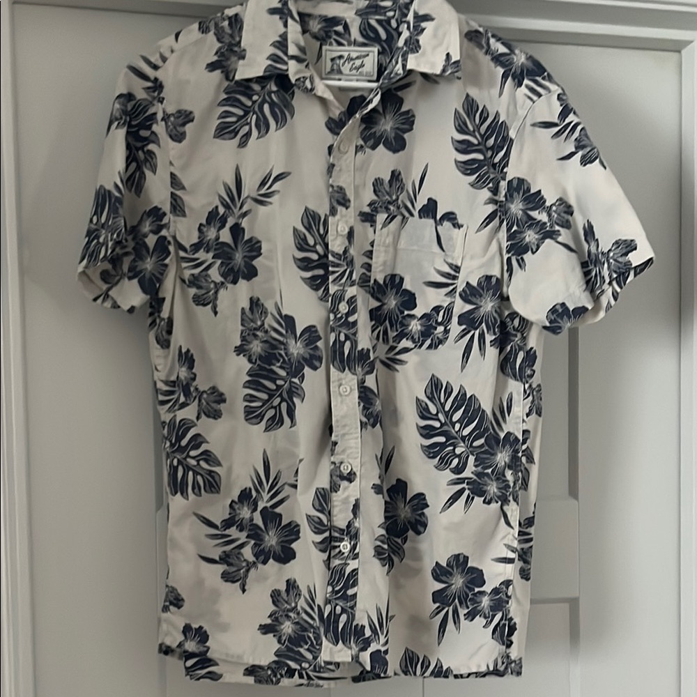 American Eagle Men’s button up Hawaiian M